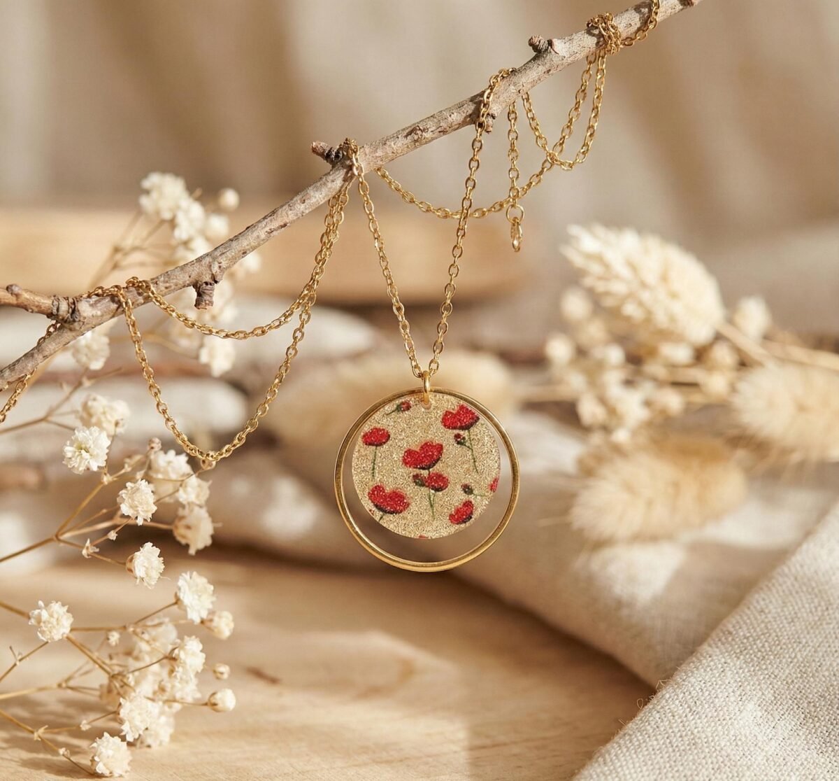 Collier de la parure coquelicot : médaillon doré pailleté à coquelicots rouges dans un cercle doré