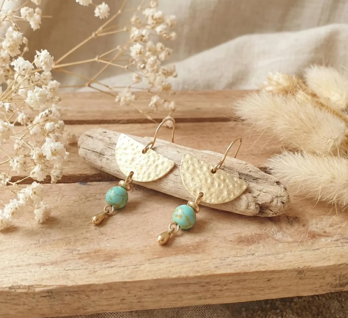 Boucles d'oreilles agate turquoise dorées, demi-cercle martelé et petite goutte dorée