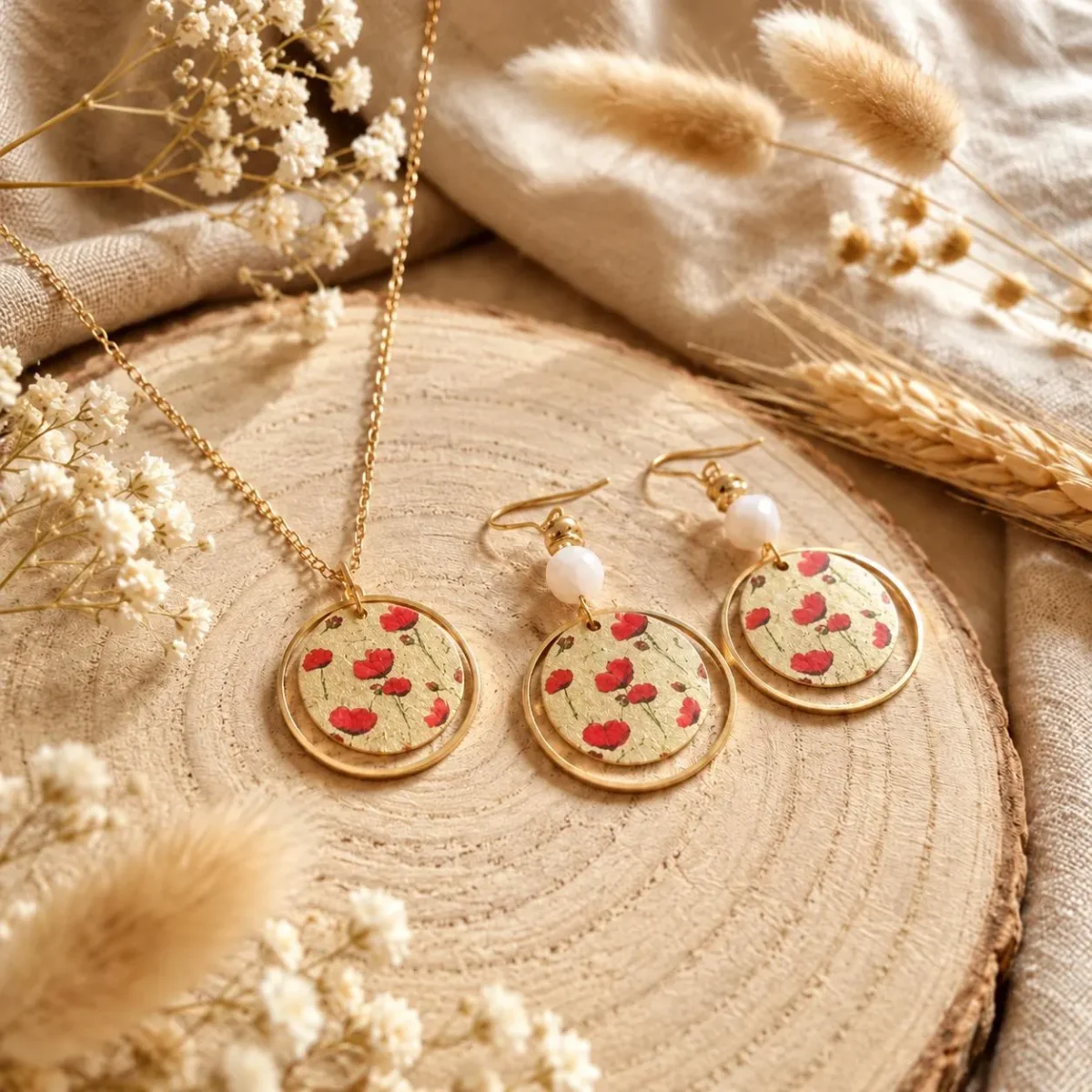 Parure coquelicot dorée : collier et boucles d'oreilles à coquelicots rouges et perle blanche