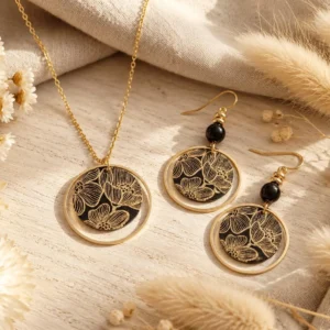 Parure japonaise noire et dorée : collier et boucles d'oreilles à fleurs dorées et perle d'hématite noire