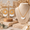 Parure lune blanche et dorée : collier demi-lune blanc nacré et boucles d'oreilles lune à rosace filigranée