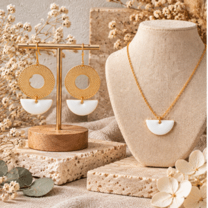 Parure lune blanche et dorée : collier demi-lune blanc nacré et boucles d'oreilles lune à rosace filigranée