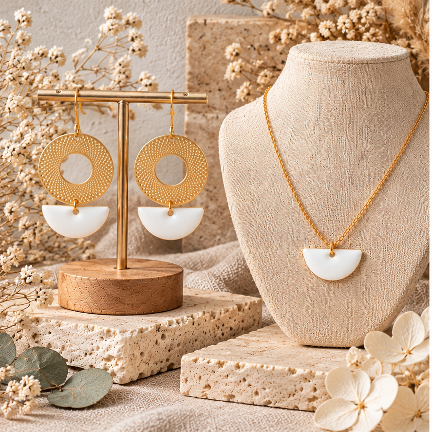 Parure lune blanche et dorée : collier demi-lune blanc nacré et boucles d'oreilles lune à rosace filigranée
