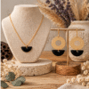 Parure lune noire et dorée : collier demi-lune et boucles d'oreilles lune à rosace filigranée